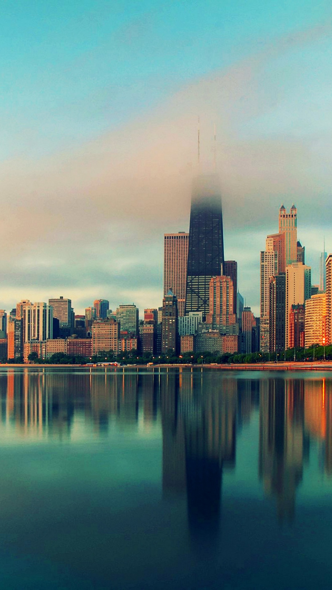 Horizon de la Ville à Travers le Plan D'eau Pendant la Journée. Wallpaper in 1080x1920 Resolution