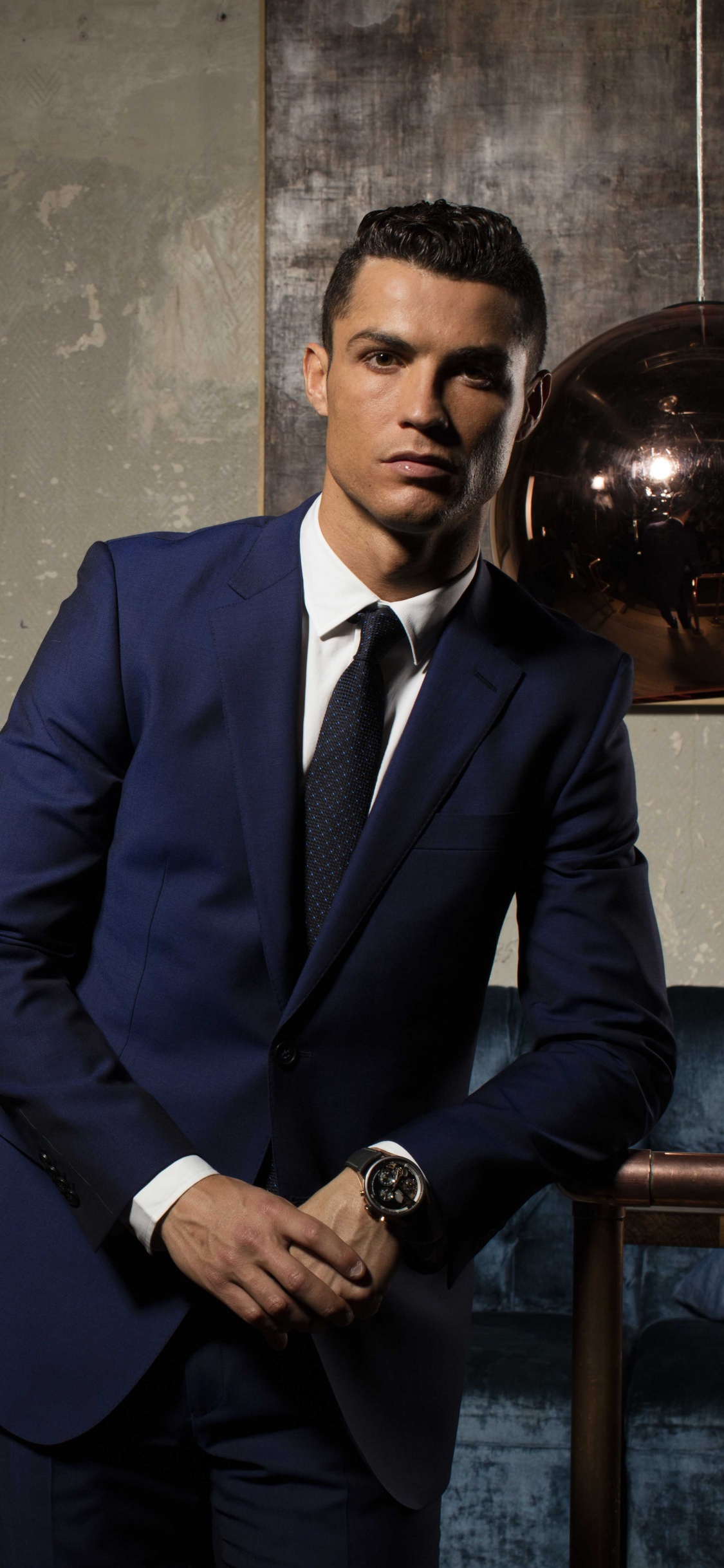 Hombre Con Chaqueta de Traje Negro y Pantalón Negro Sentado en el Sofá Azul. Wallpaper in 1125x2436 Resolution