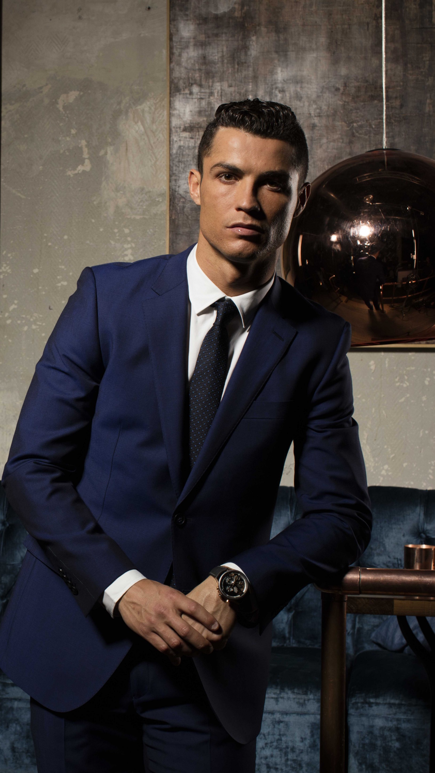 Hombre Con Chaqueta de Traje Negro y Pantalón Negro Sentado en el Sofá Azul. Wallpaper in 1440x2560 Resolution