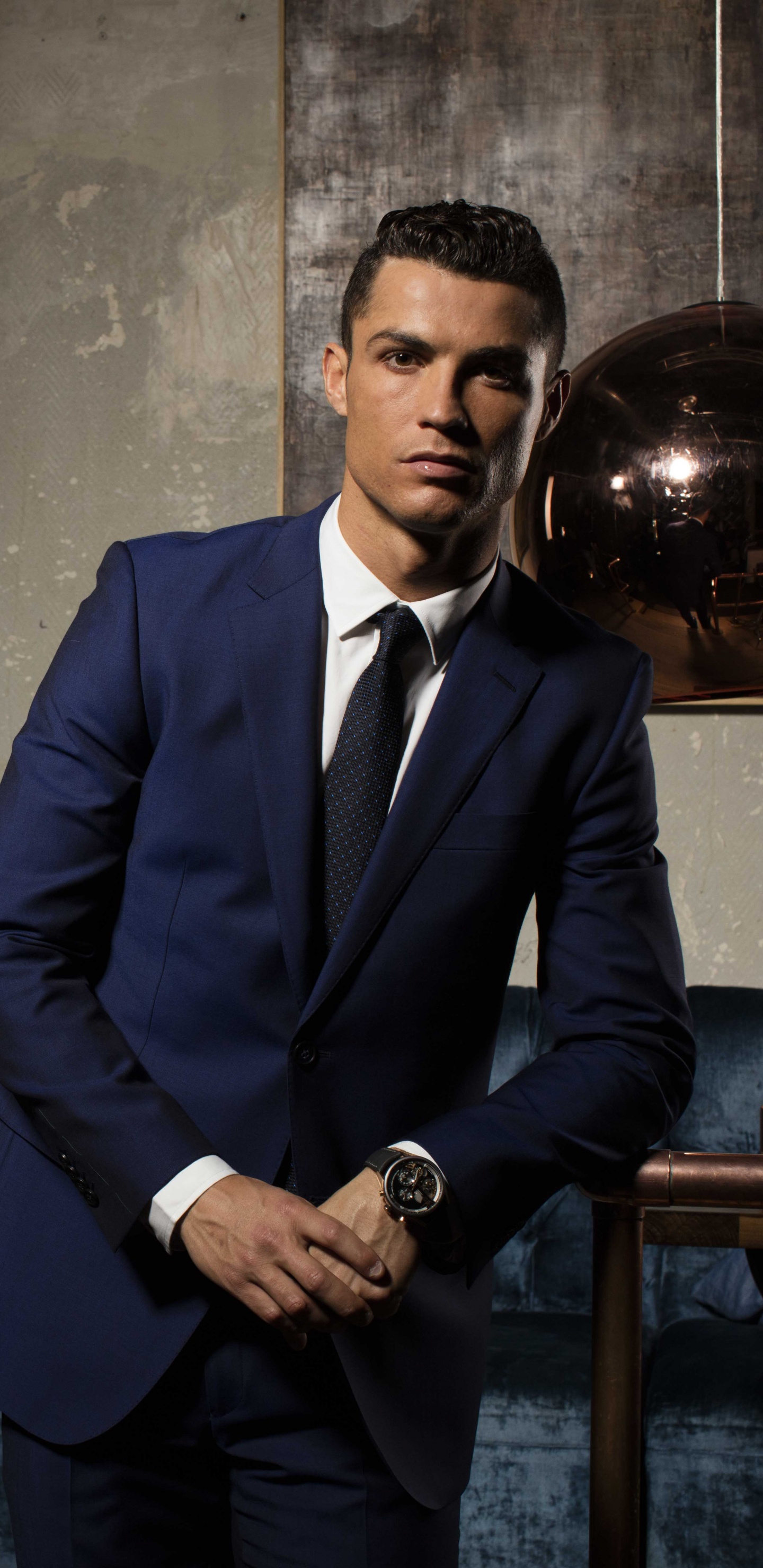 Hombre Con Chaqueta de Traje Negro y Pantalón Negro Sentado en el Sofá Azul. Wallpaper in 1440x2960 Resolution