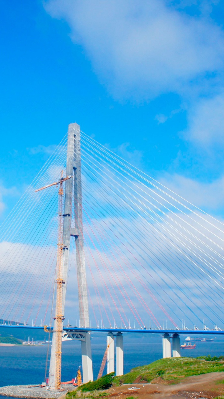 Puente Blanco Bajo un Cielo Azul Durante el Día. Wallpaper in 720x1280 Resolution