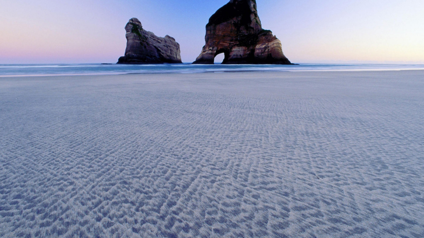 Formación de Roca Marrón en el Mar Azul Durante el Día. Wallpaper in 1366x768 Resolution