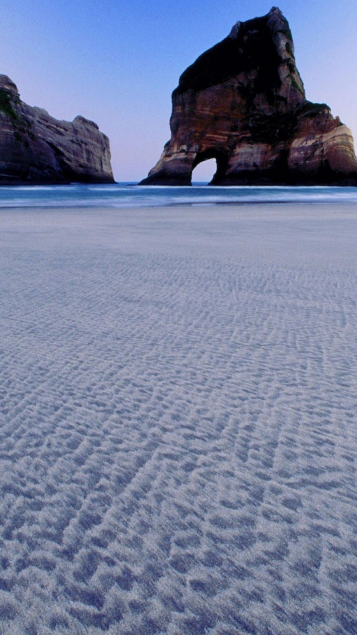 Formación de Roca Marrón en el Mar Azul Durante el Día. Wallpaper in 720x1280 Resolution