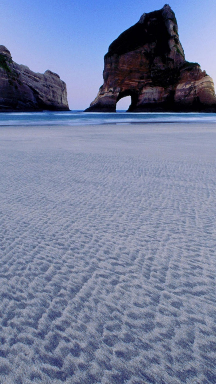 Formación de Roca Marrón en el Mar Azul Durante el Día. Wallpaper in 750x1334 Resolution