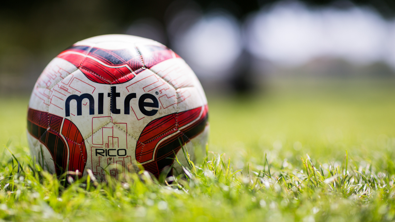 Weißer Roter Und Schwarzer Fußball Auf Grünem Rasen Während Des Tages. Wallpaper in 1280x720 Resolution