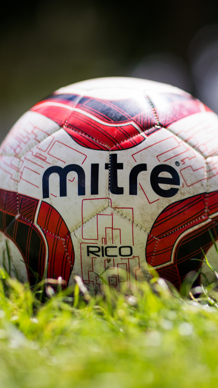 Weißer Roter Und Schwarzer Fußball Auf Grünem Rasen Während Des Tages. Wallpaper in 750x1334 Resolution