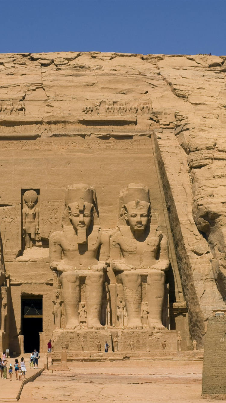 Leute, Die Tagsüber Auf Braunem Betongebäude Gehen. Wallpaper in 750x1334 Resolution