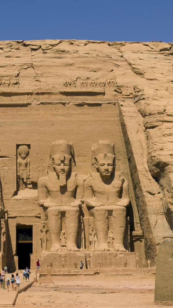 La Gente Caminando Sobre un Edificio de Hormigón Marrón Durante el Día. Wallpaper in 720x1280 Resolution
