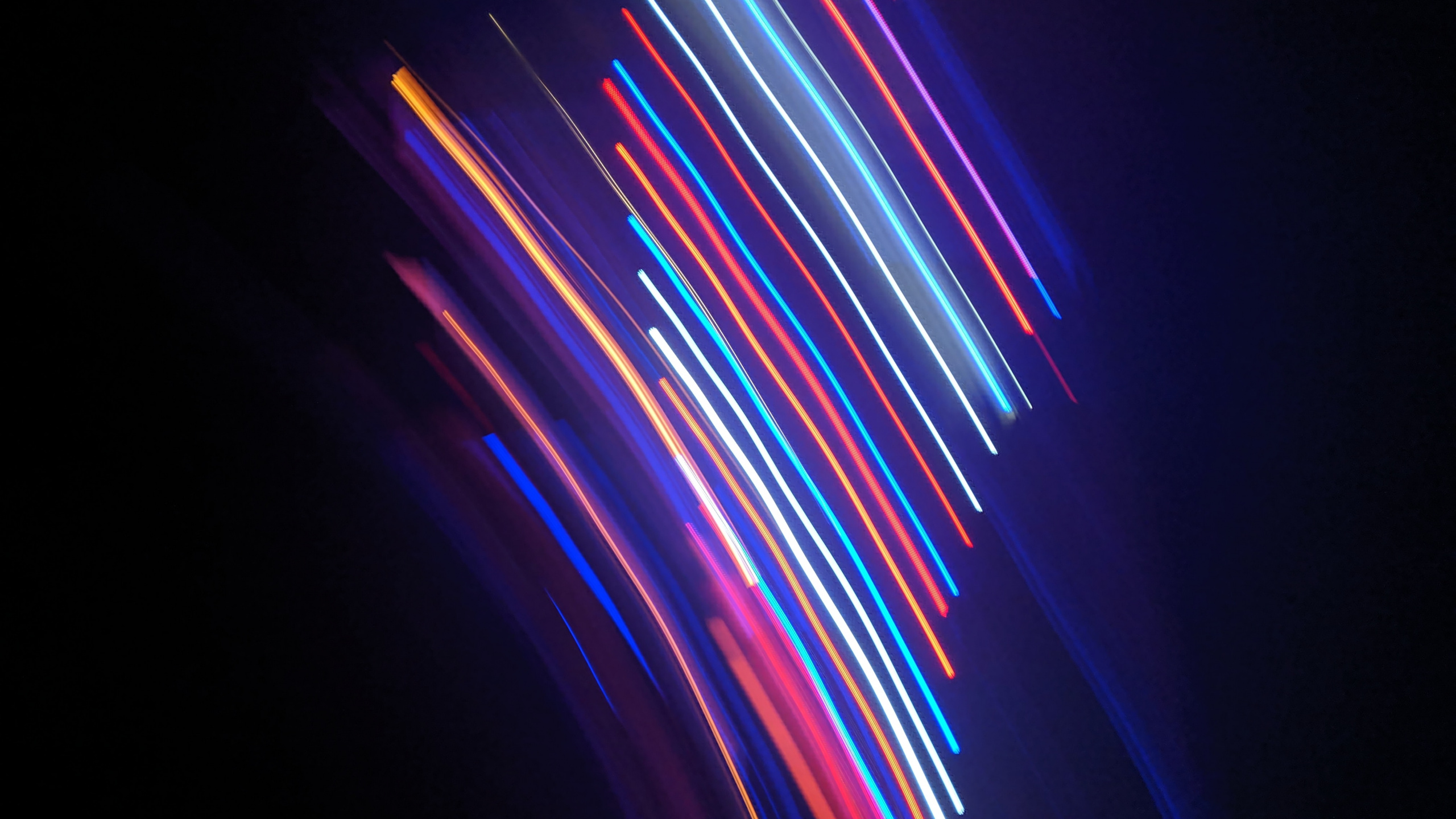 Blaues Und Rotes Licht im Dunklen Raum. Wallpaper in 2560x1440 Resolution