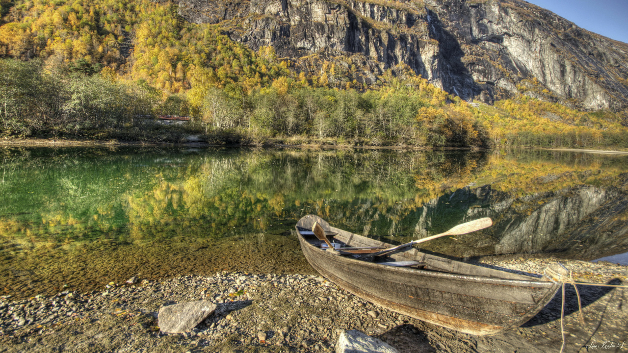 Canoë en Bois Brun Sur la Rive du Lac Pendant la Journée. Wallpaper in 1280x720 Resolution