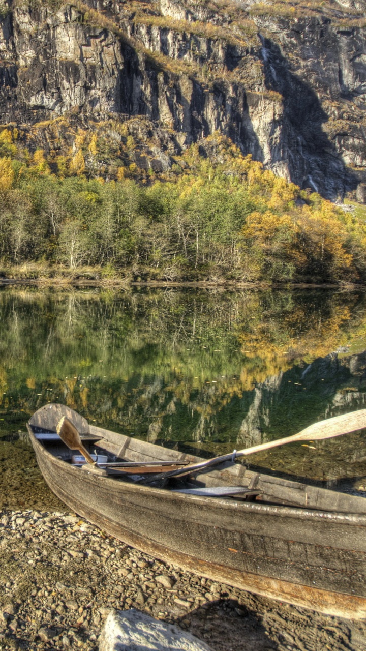 Canoë en Bois Brun Sur la Rive du Lac Pendant la Journée. Wallpaper in 720x1280 Resolution