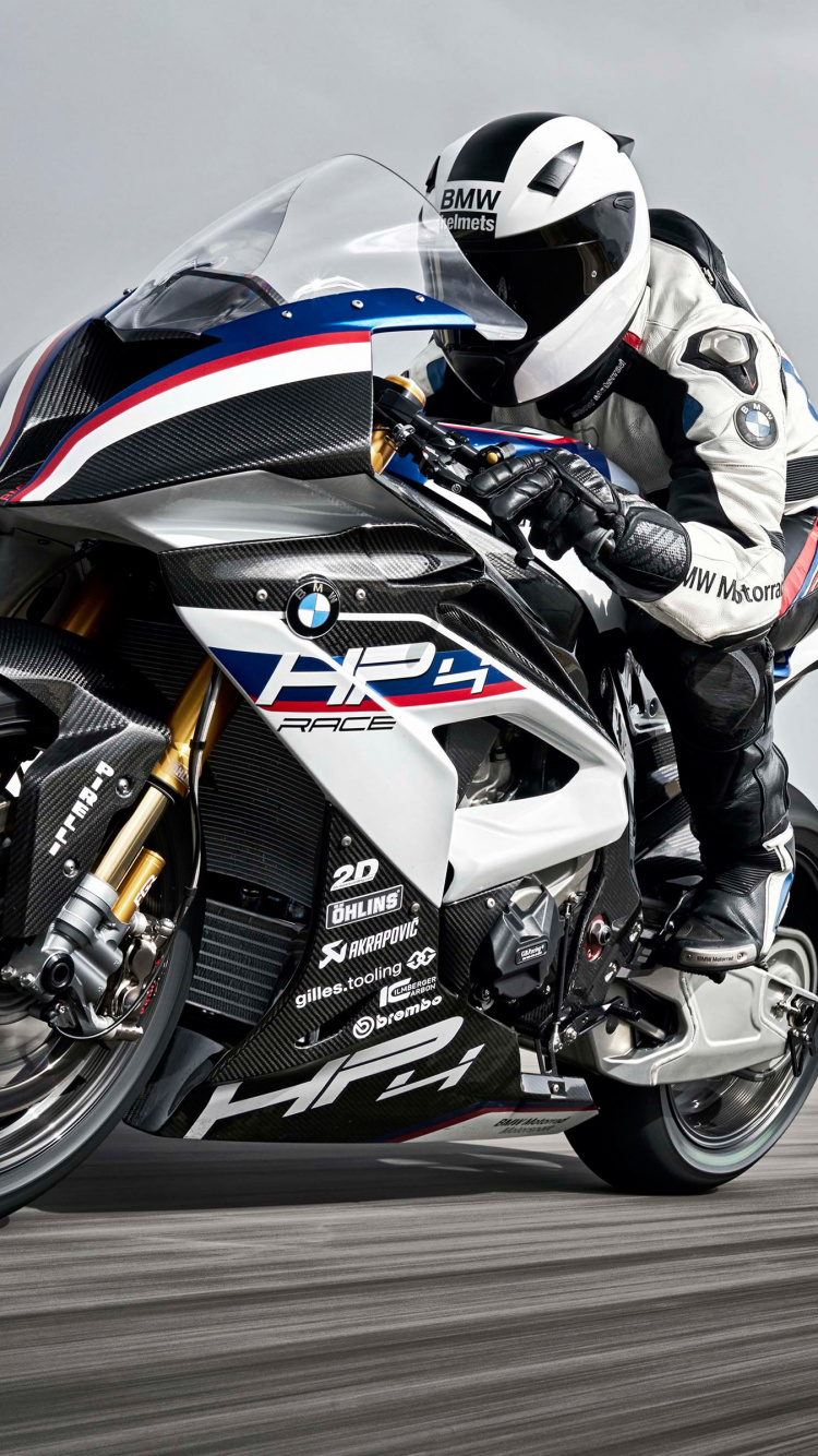 Hombre en Traje de Motocicleta Blanco y Negro Montado en Bicicleta Deportiva en Blanco y Negro. Wallpaper in 750x1334 Resolution