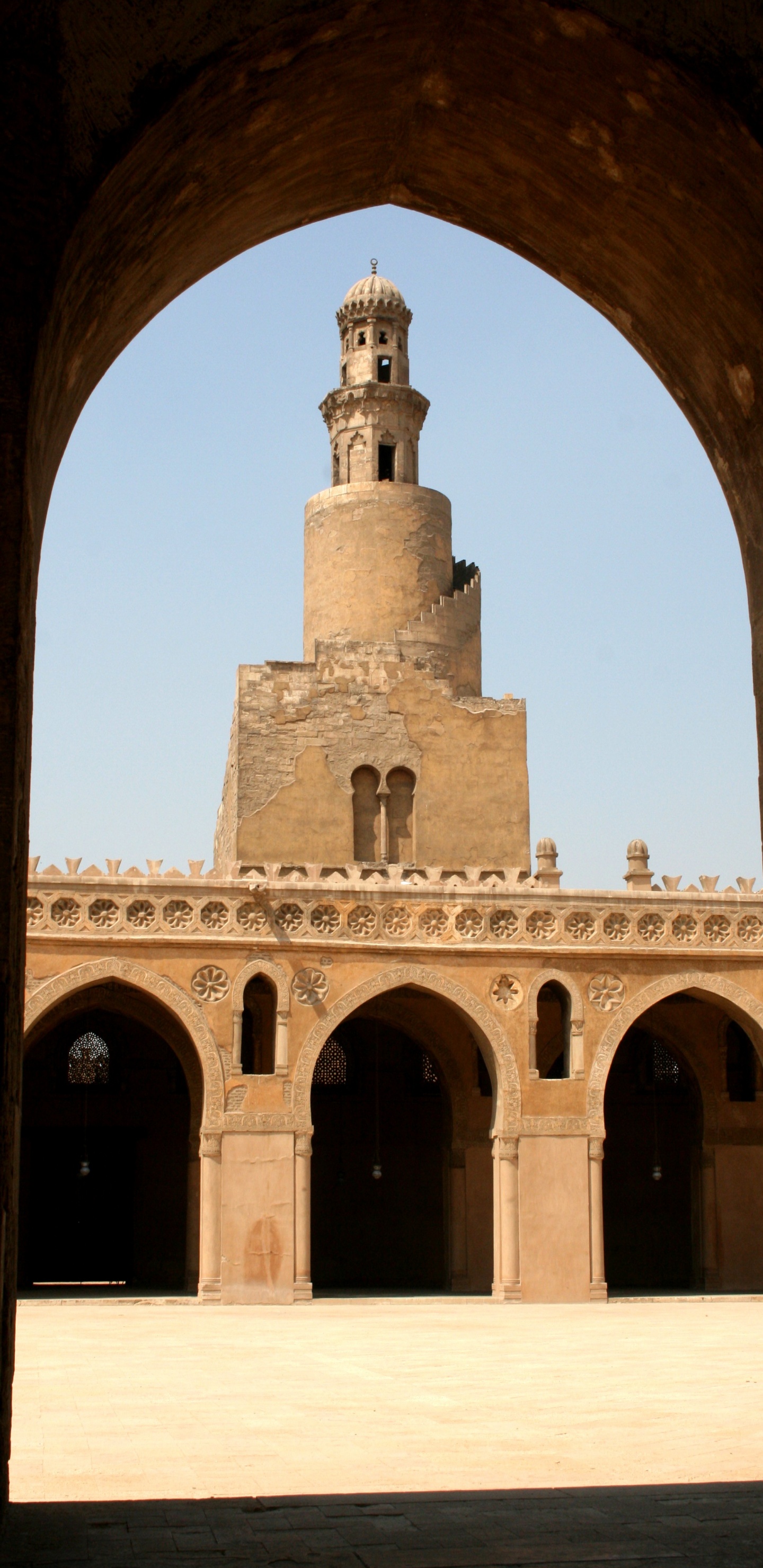 Edificio de Hormigón Marrón Durante el Día.. Wallpaper in 1440x2960 Resolution