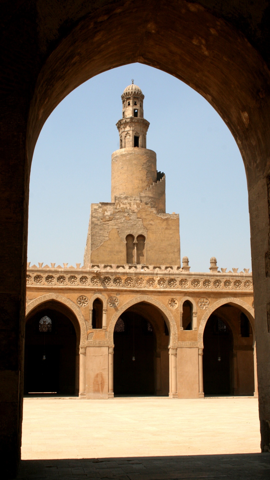 Braunes Betongebäude Tagsüber. Wallpaper in 1080x1920 Resolution