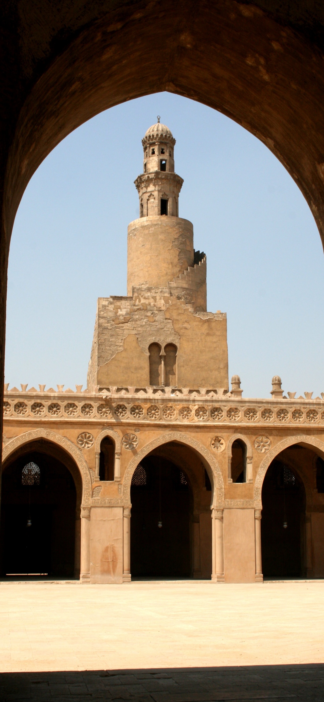 Braunes Betongebäude Tagsüber. Wallpaper in 1125x2436 Resolution