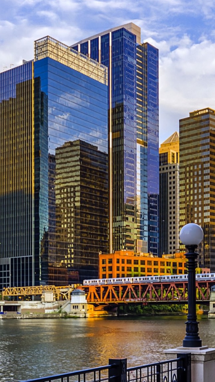 Braune Holzbank in Der Nähe Eines Gewässers Tagsüber. Wallpaper in 720x1280 Resolution