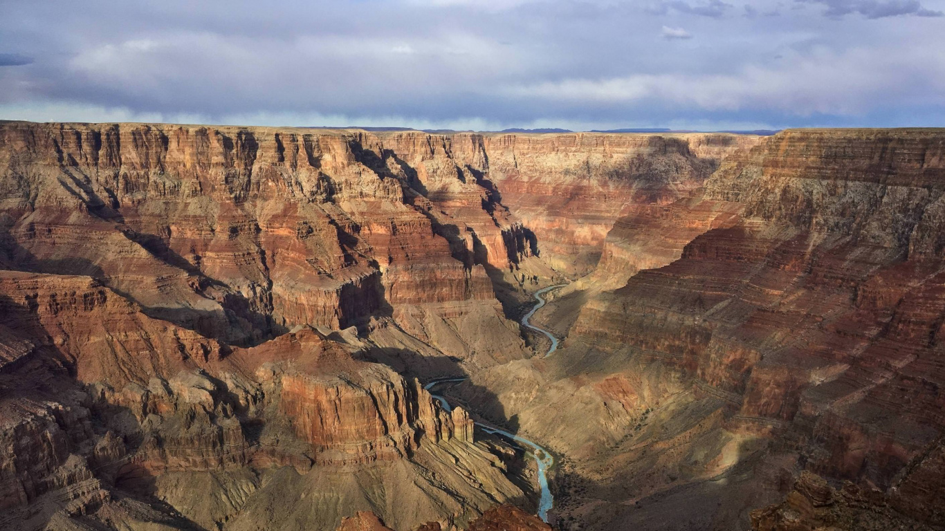 Tagsüber Braune Felsformation Unter Grauem Himmel. Wallpaper in 1366x768 Resolution