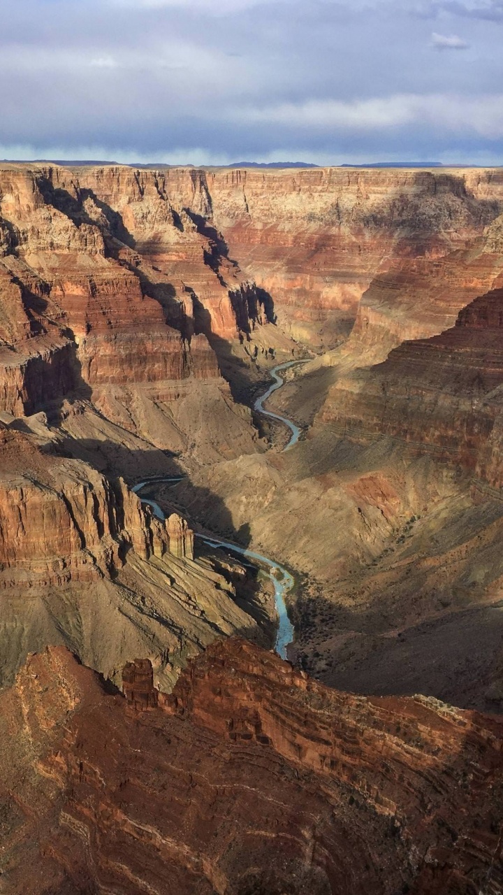 Tagsüber Braune Felsformation Unter Grauem Himmel. Wallpaper in 720x1280 Resolution