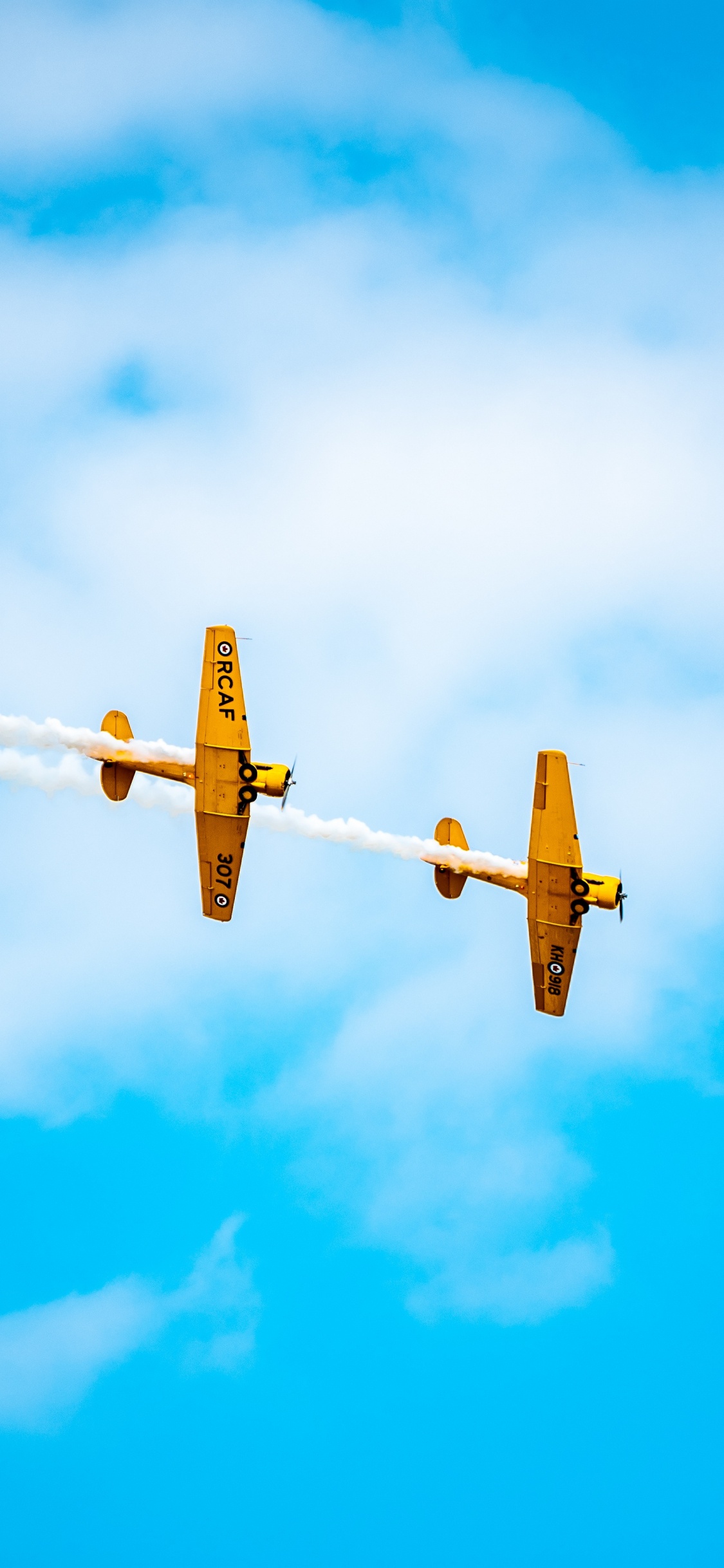 Avion Jaune Dans Les Airs Sous Ciel Bleu Pendant la Journée. Wallpaper in 1125x2436 Resolution