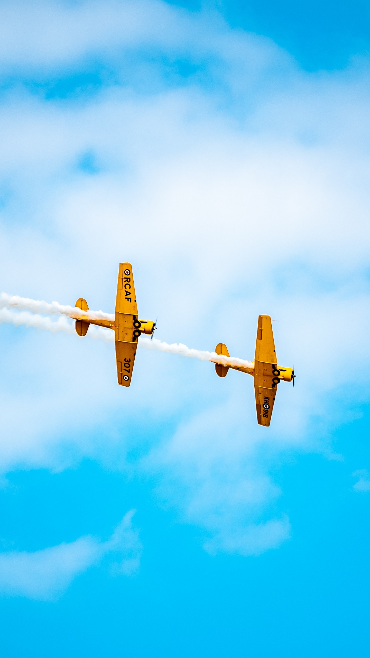 Avion Jaune Dans Les Airs Sous Ciel Bleu Pendant la Journée. Wallpaper in 1440x2560 Resolution