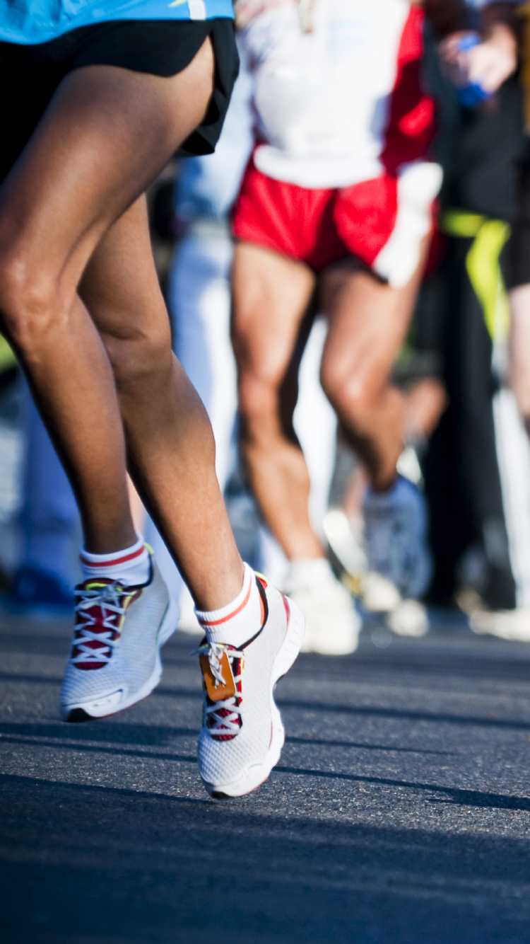 Leute, Die Tagsüber Auf Der Straße Laufen. Wallpaper in 750x1334 Resolution