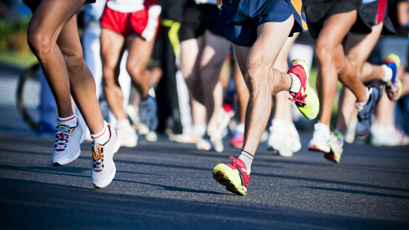 Les Gens Qui Courent Dans la Rue Pendant la Journée. Wallpaper in 1366x768 Resolution