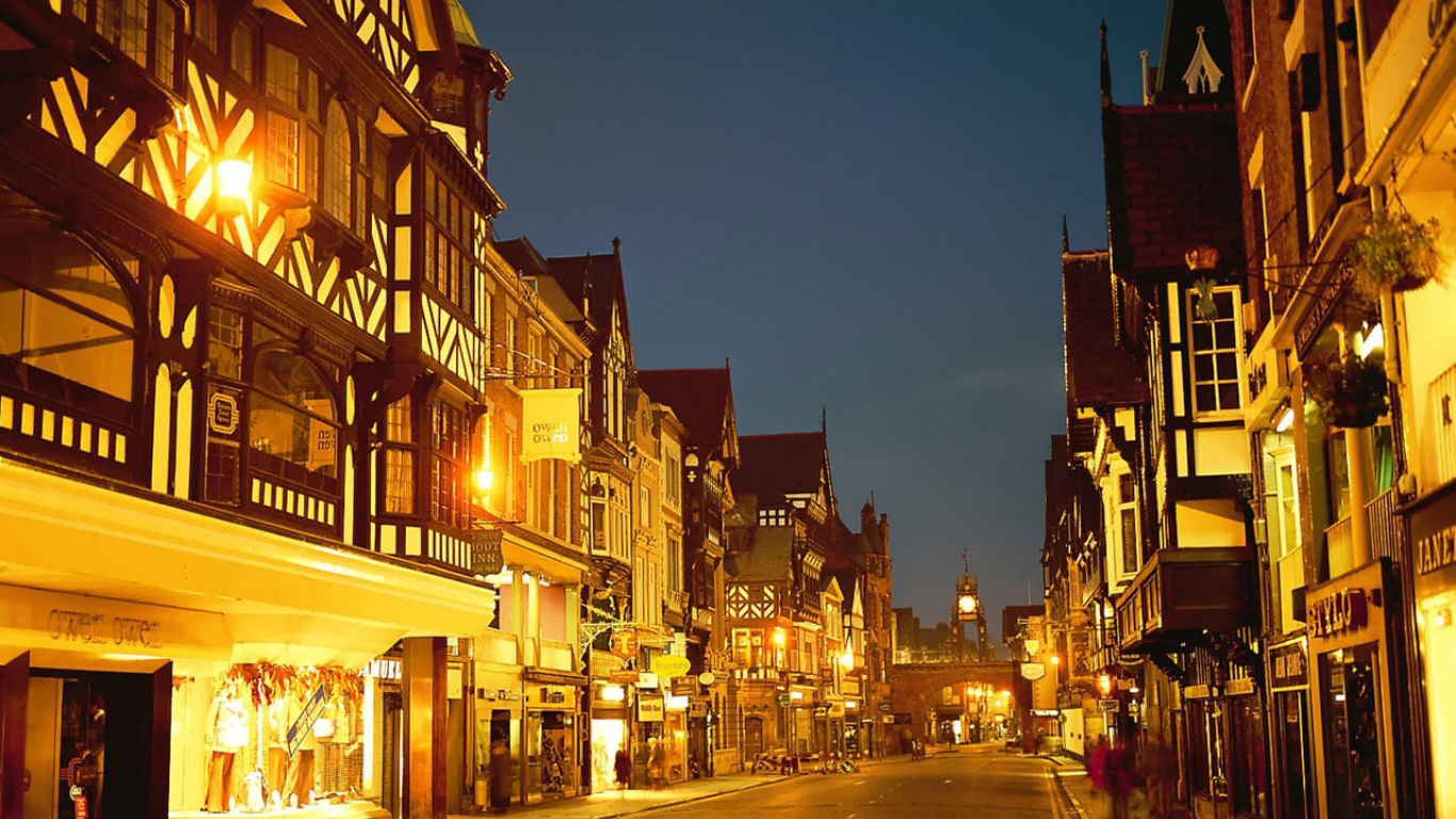 Voitures Garées à Côté de la Route Entre Les Bâtiments Pendant la Nuit. Wallpaper in 1366x768 Resolution