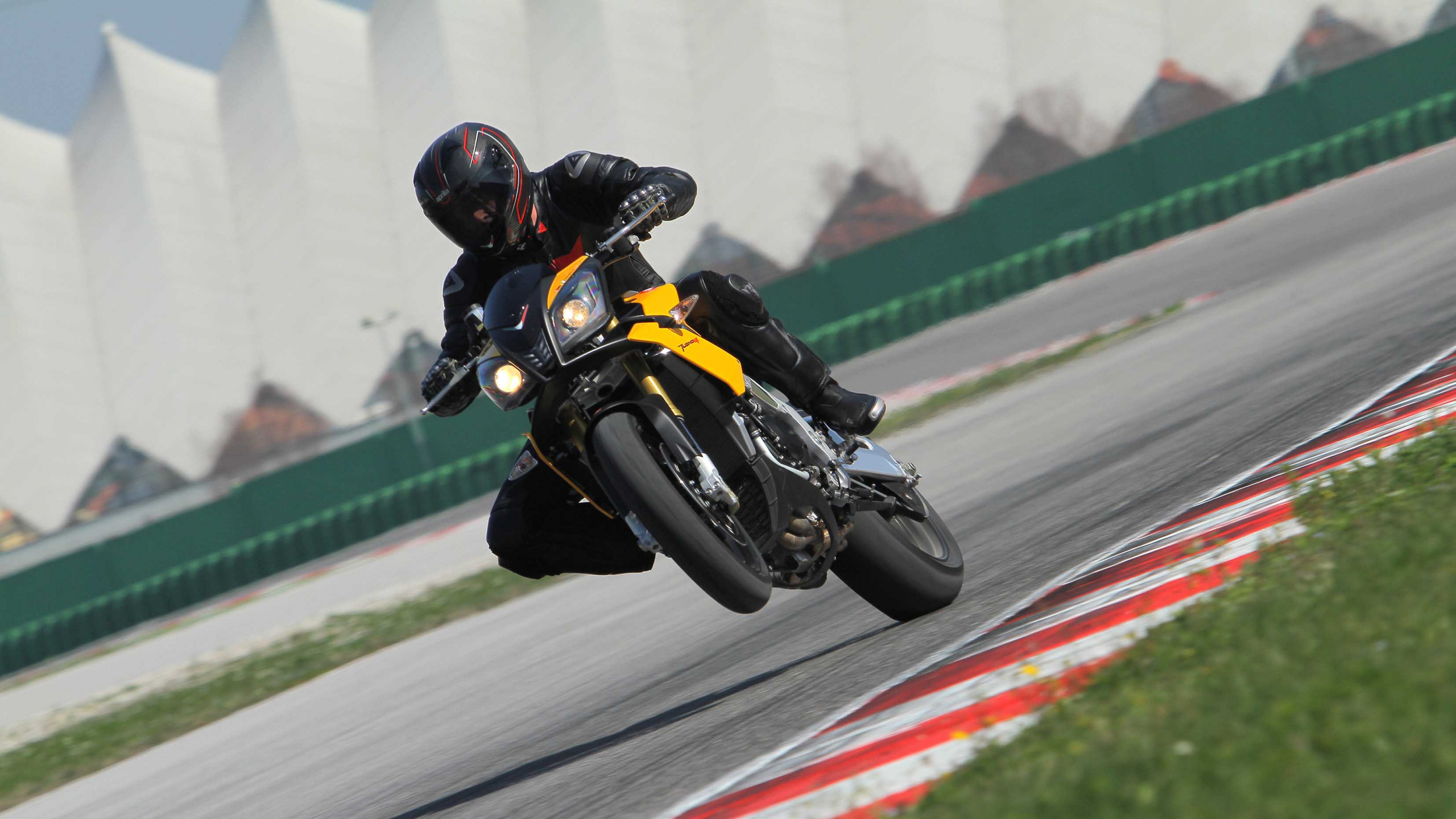 Homme en Veste Jaune et Noire Équitation Vélo de Sport Jaune Sur Piste Pendant la Journée. Wallpaper in 2560x1440 Resolution