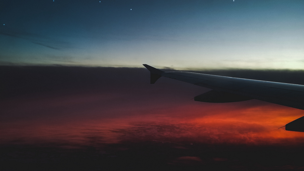 Flugzeugflügel Über Den Wolken Bei Sonnenuntergang. Wallpaper in 1280x720 Resolution