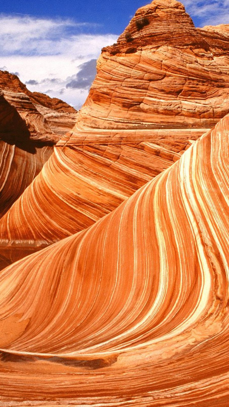 Montaña Rocosa Marrón Bajo un Cielo Azul Durante el Día. Wallpaper in 750x1334 Resolution