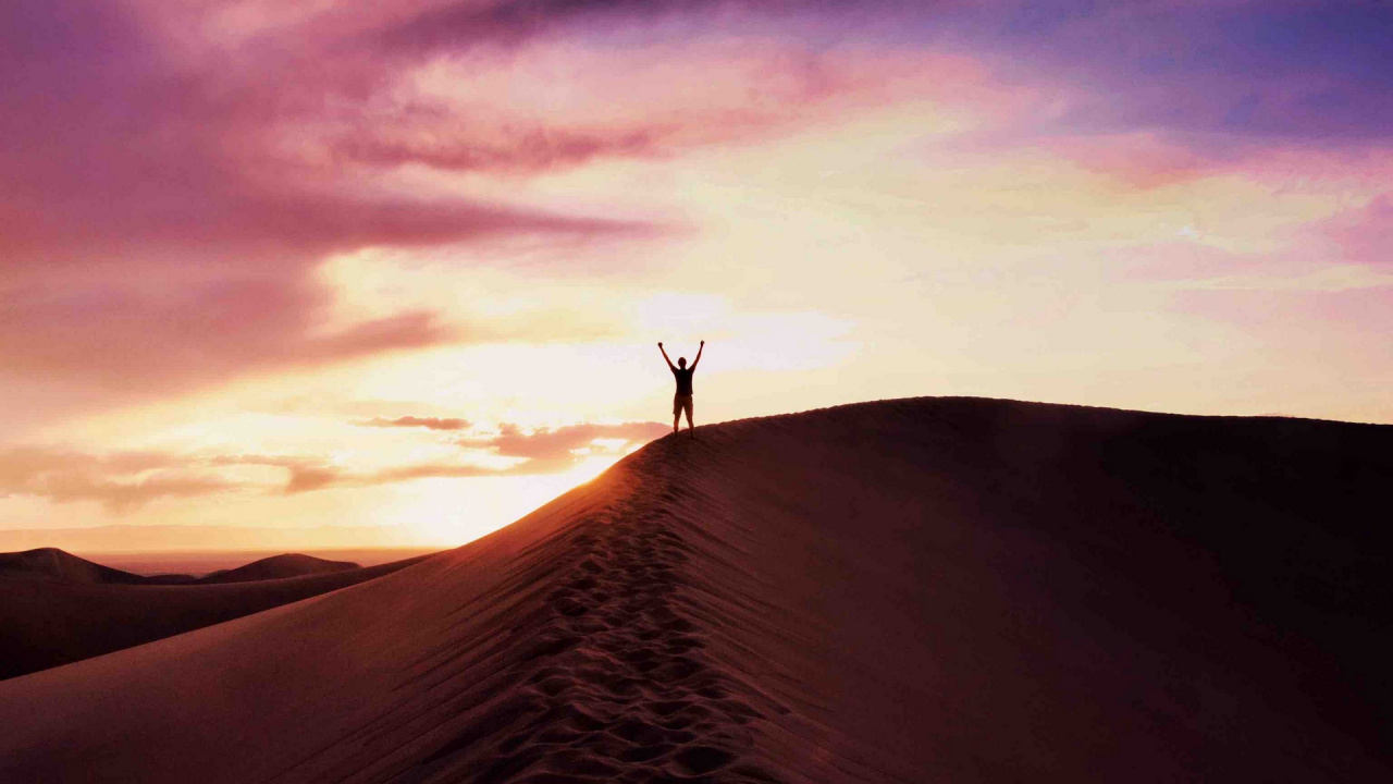 Personne Debout Sur du Sable Brun Pendant la Journée. Wallpaper in 1280x720 Resolution