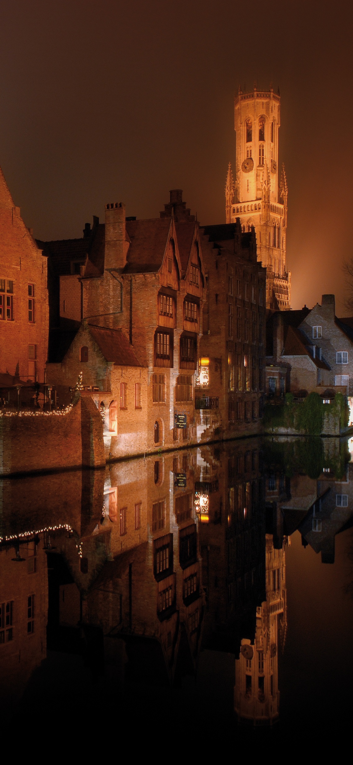 Bâtiment en Béton Brun Pendant la Nuit. Wallpaper in 1125x2436 Resolution