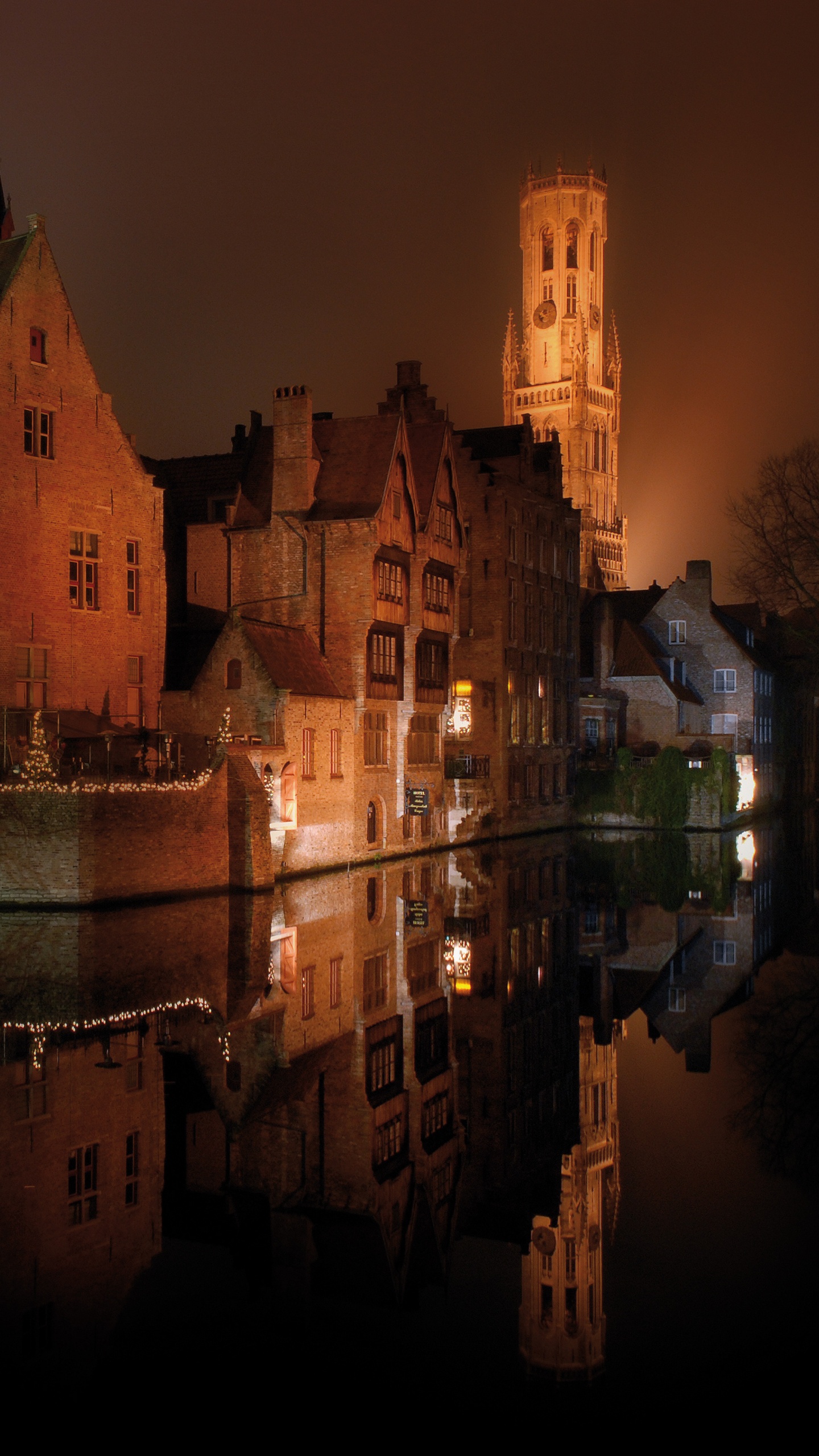 Bâtiment en Béton Brun Pendant la Nuit. Wallpaper in 1440x2560 Resolution