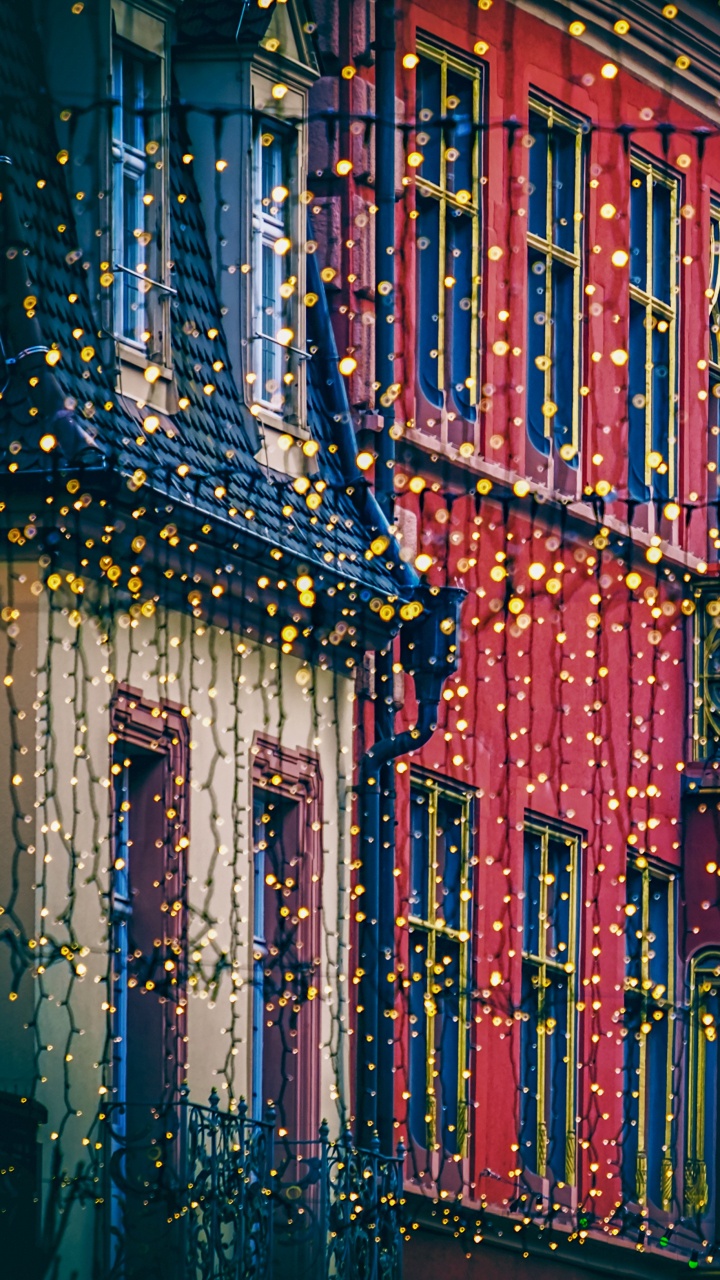 Bâtiment en Béton Rouge et Bleu Pendant la Journée. Wallpaper in 720x1280 Resolution