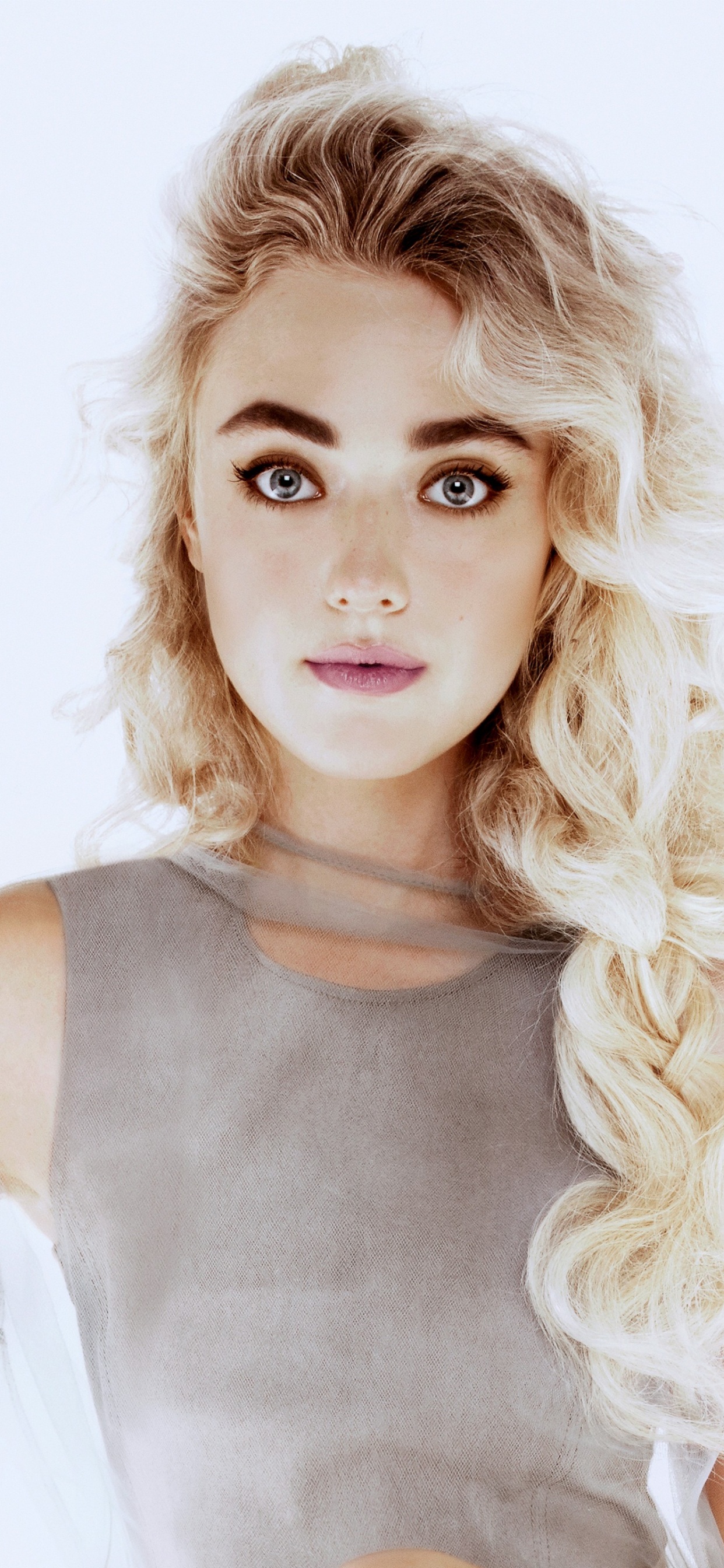 Dakota Fanning, Guerra de Las Palabras, Mano, Brazo, Las Pestañas. Wallpaper in 1242x2688 Resolution