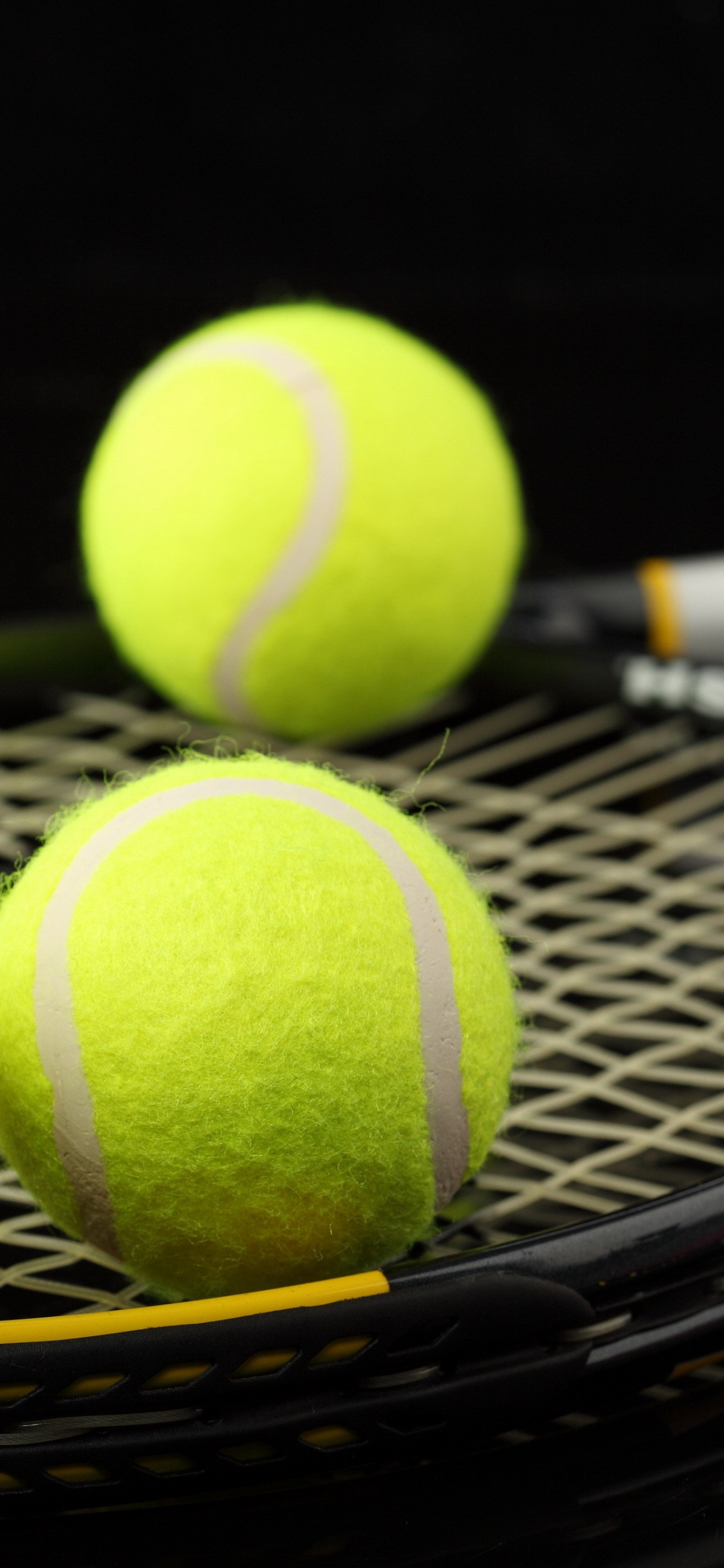 Balle de Tennis Verte Sur Filet Noir. Wallpaper in 1125x2436 Resolution