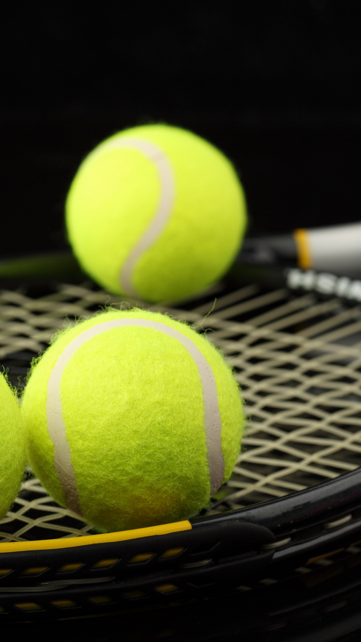 Balle de Tennis Verte Sur Filet Noir. Wallpaper in 1440x2560 Resolution