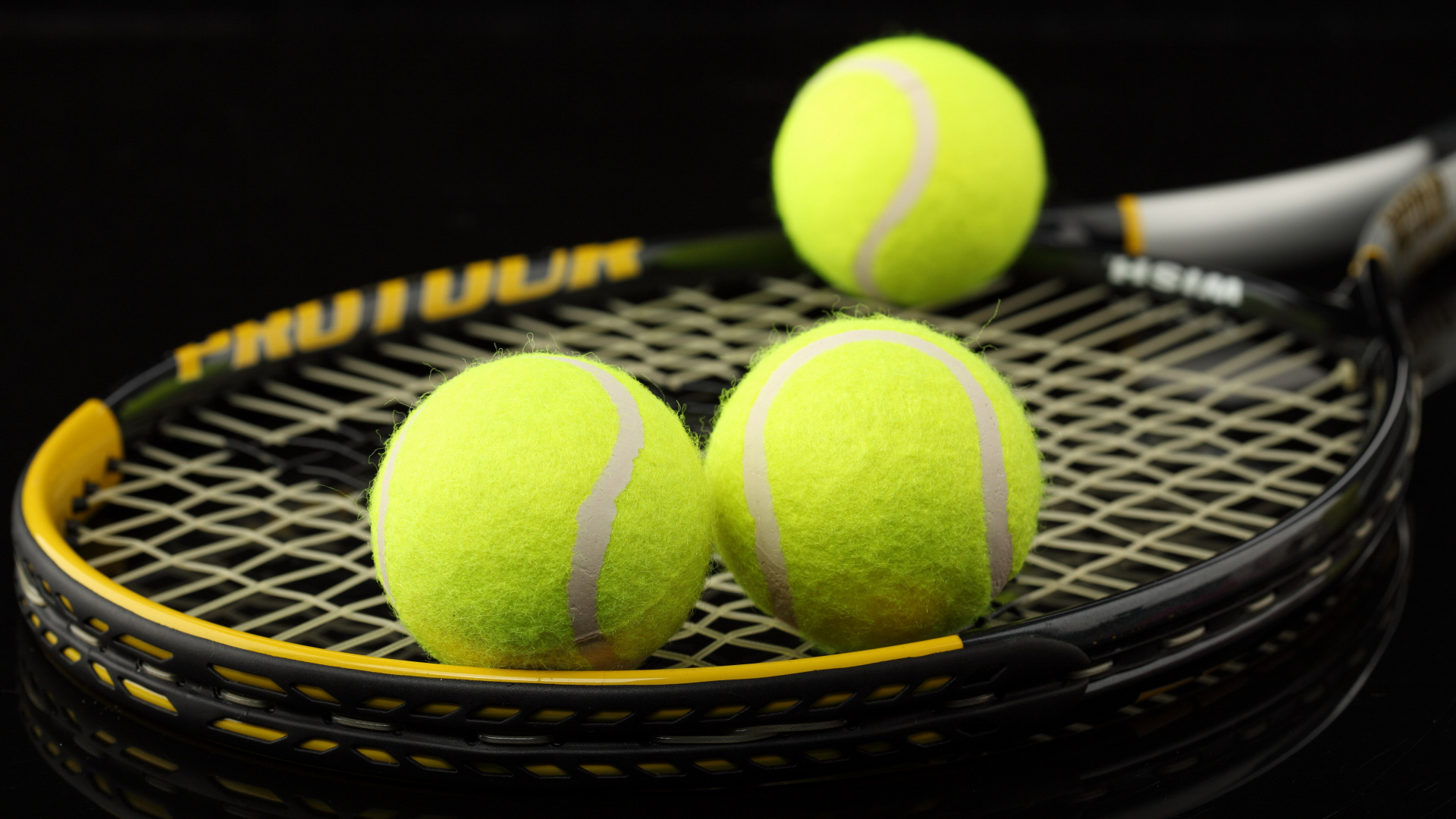 Pelota de Tenis Verde Sobre Red Negra. Wallpaper in 1920x1080 Resolution