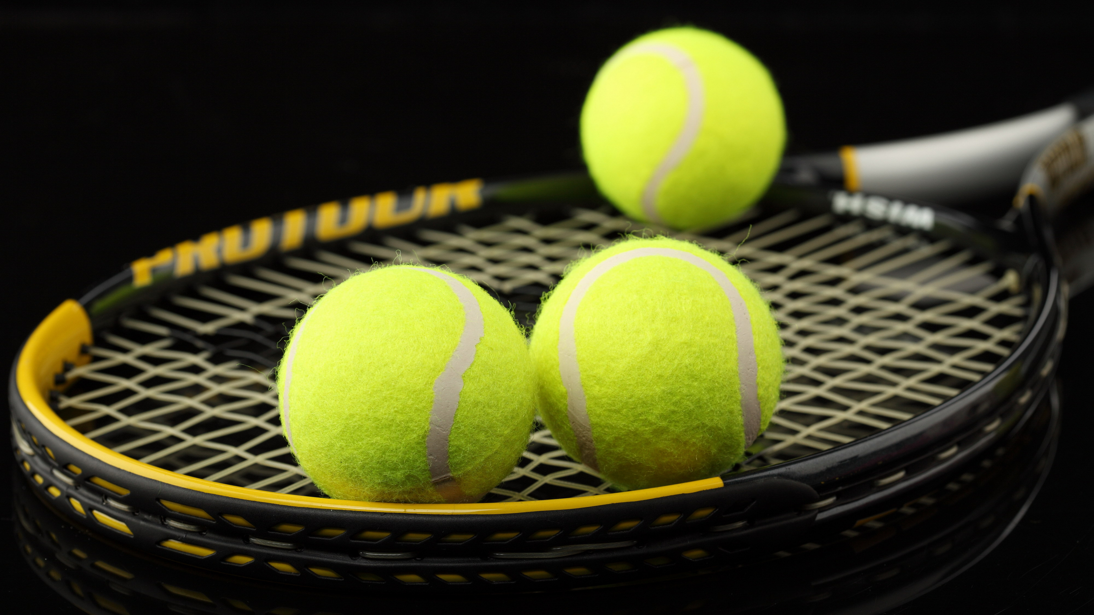 Grüner Tennisball Auf Schwarzem Netz. Wallpaper in 3840x2160 Resolution