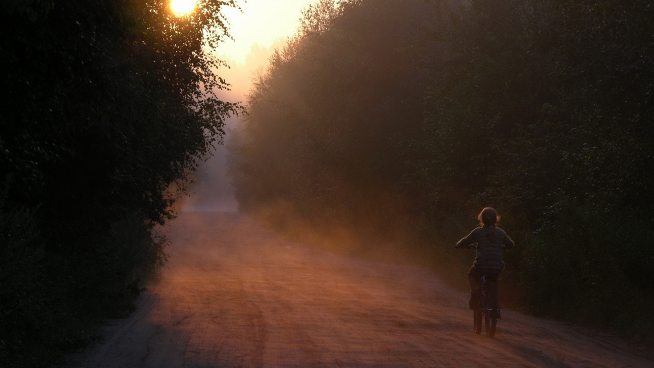 Hombre de Chaqueta Negra Caminando Por la Carretera Durante el Día. Wallpaper in 1280x720 Resolution