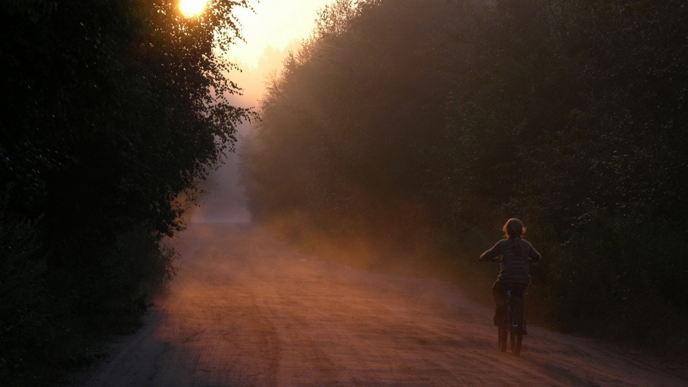 Hombre de Chaqueta Negra Caminando Por la Carretera Durante el Día. Wallpaper in 1366x768 Resolution