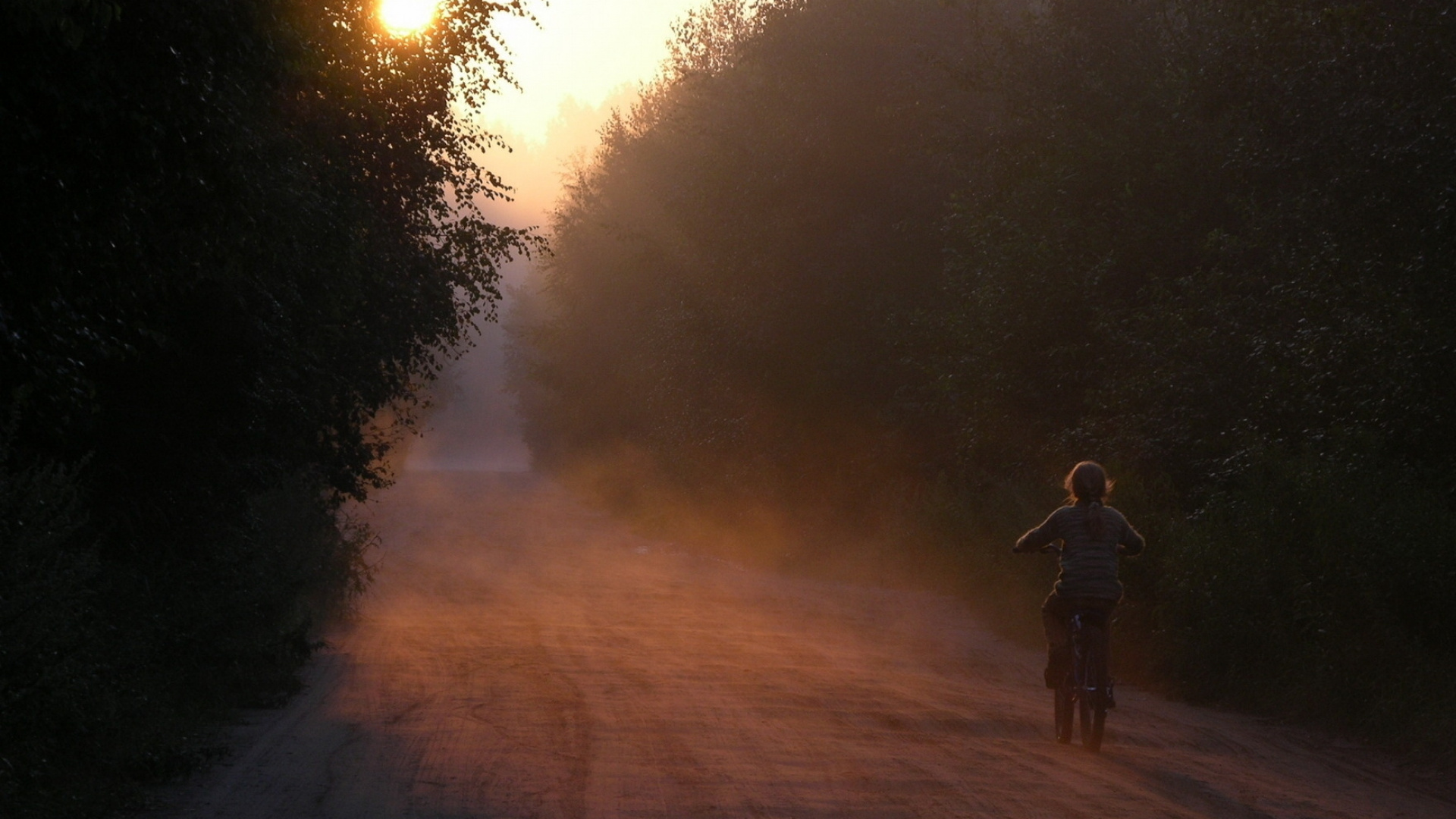 Hombre de Chaqueta Negra Caminando Por la Carretera Durante el Día. Wallpaper in 1920x1080 Resolution