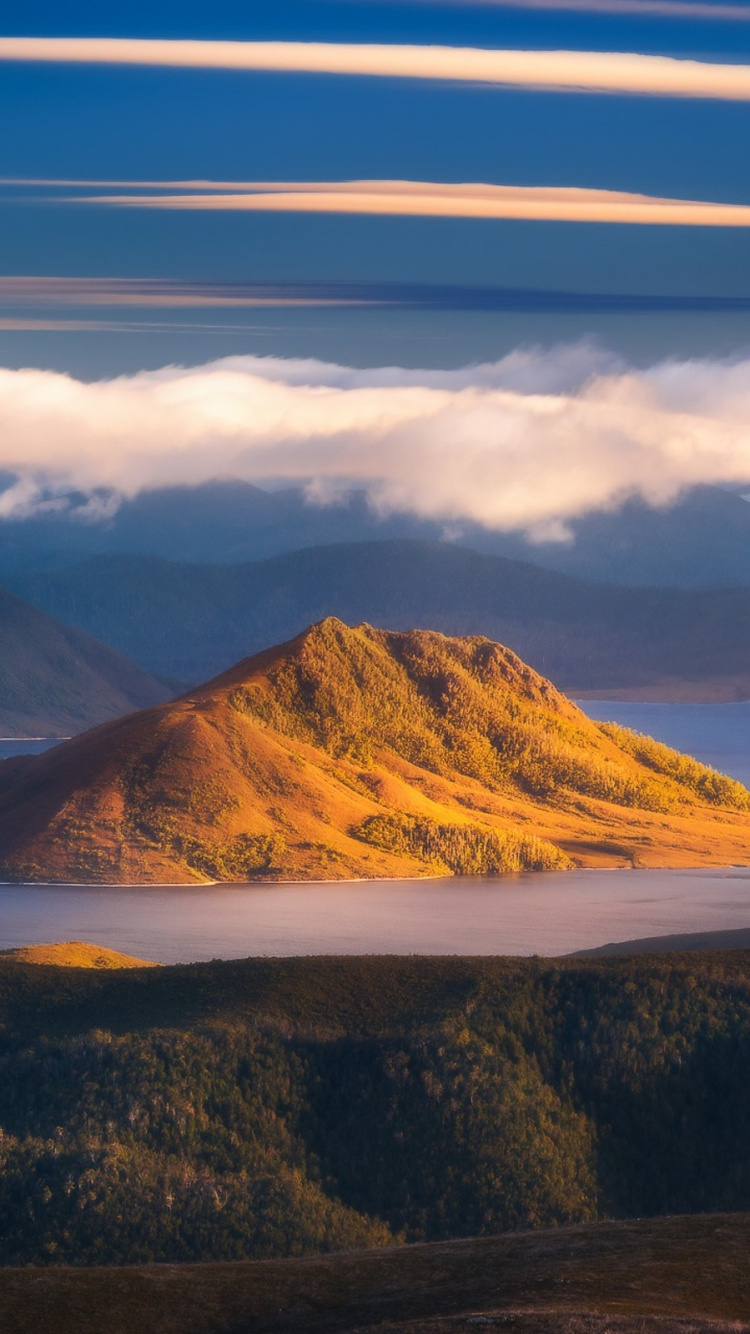 Montaña Marrón Bajo un Cielo Azul Durante el Día. Wallpaper in 750x1334 Resolution