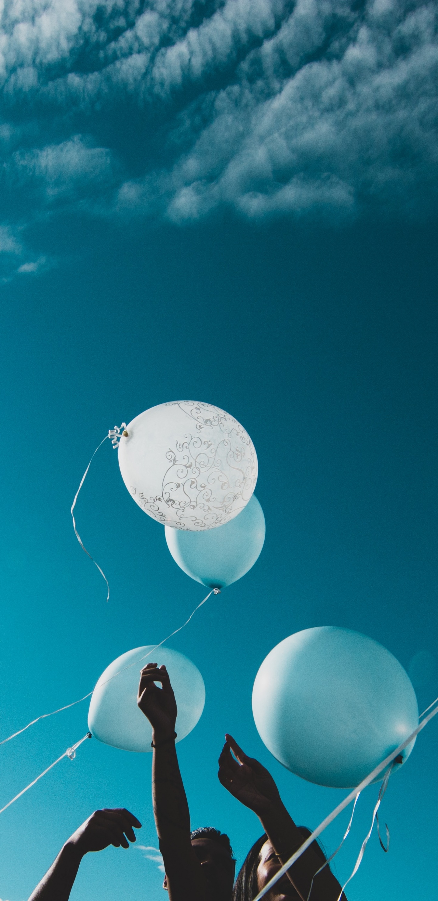 Cielo Blanco y Azul Con Nubes. Wallpaper in 1440x2960 Resolution