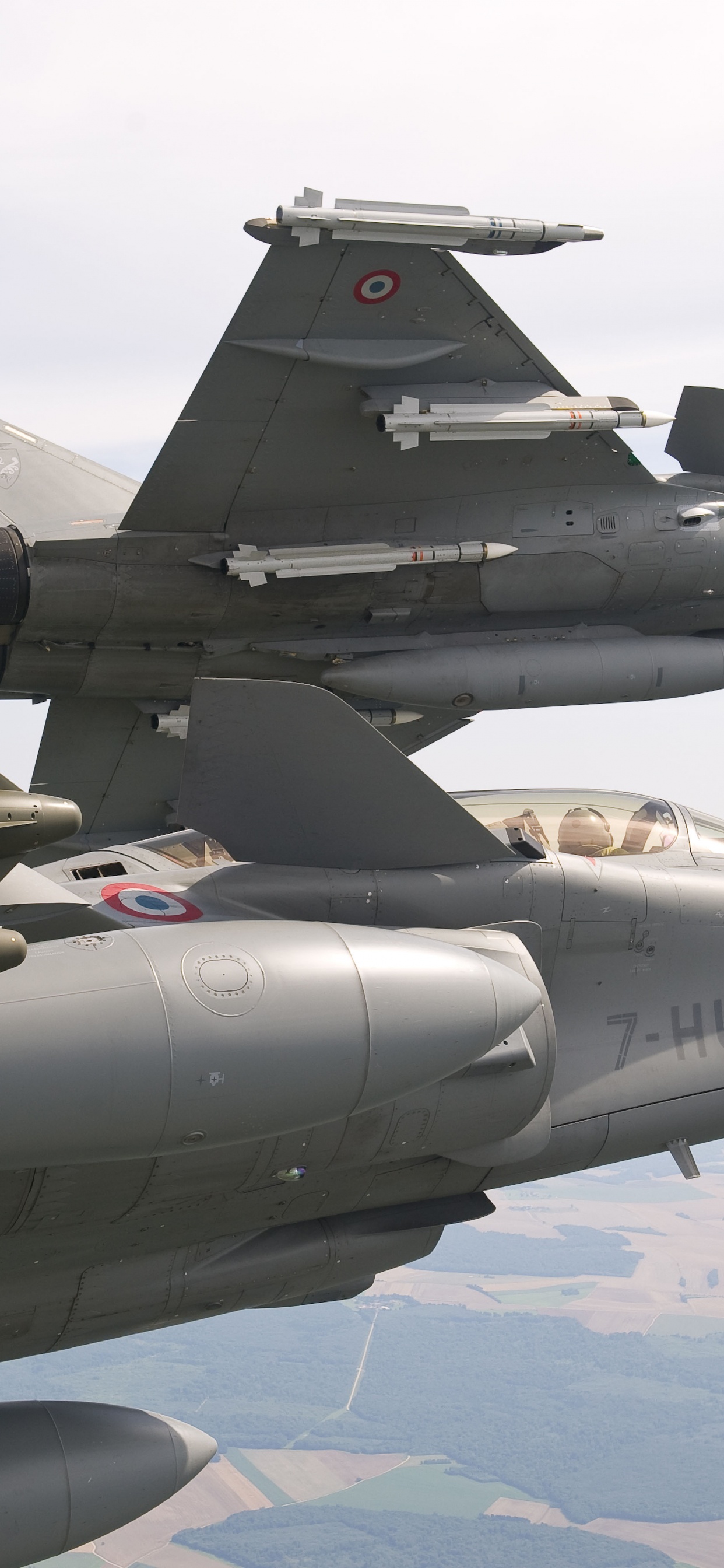 Avión de Combate Gris Volando Sobre el Cielo Azul Durante el Día. Wallpaper in 1242x2688 Resolution