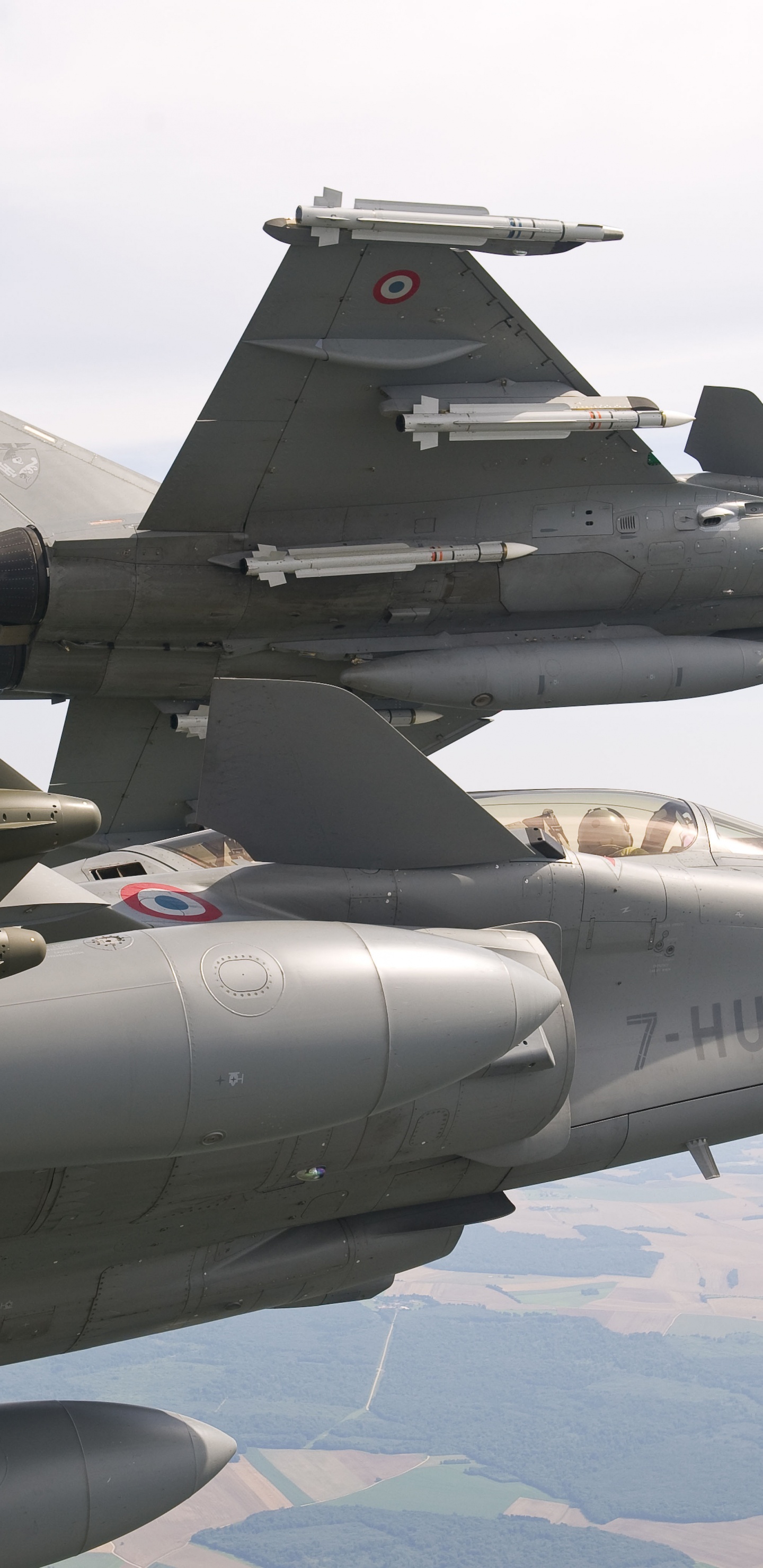 Avión de Combate Gris Volando Sobre el Cielo Azul Durante el Día. Wallpaper in 1440x2960 Resolution