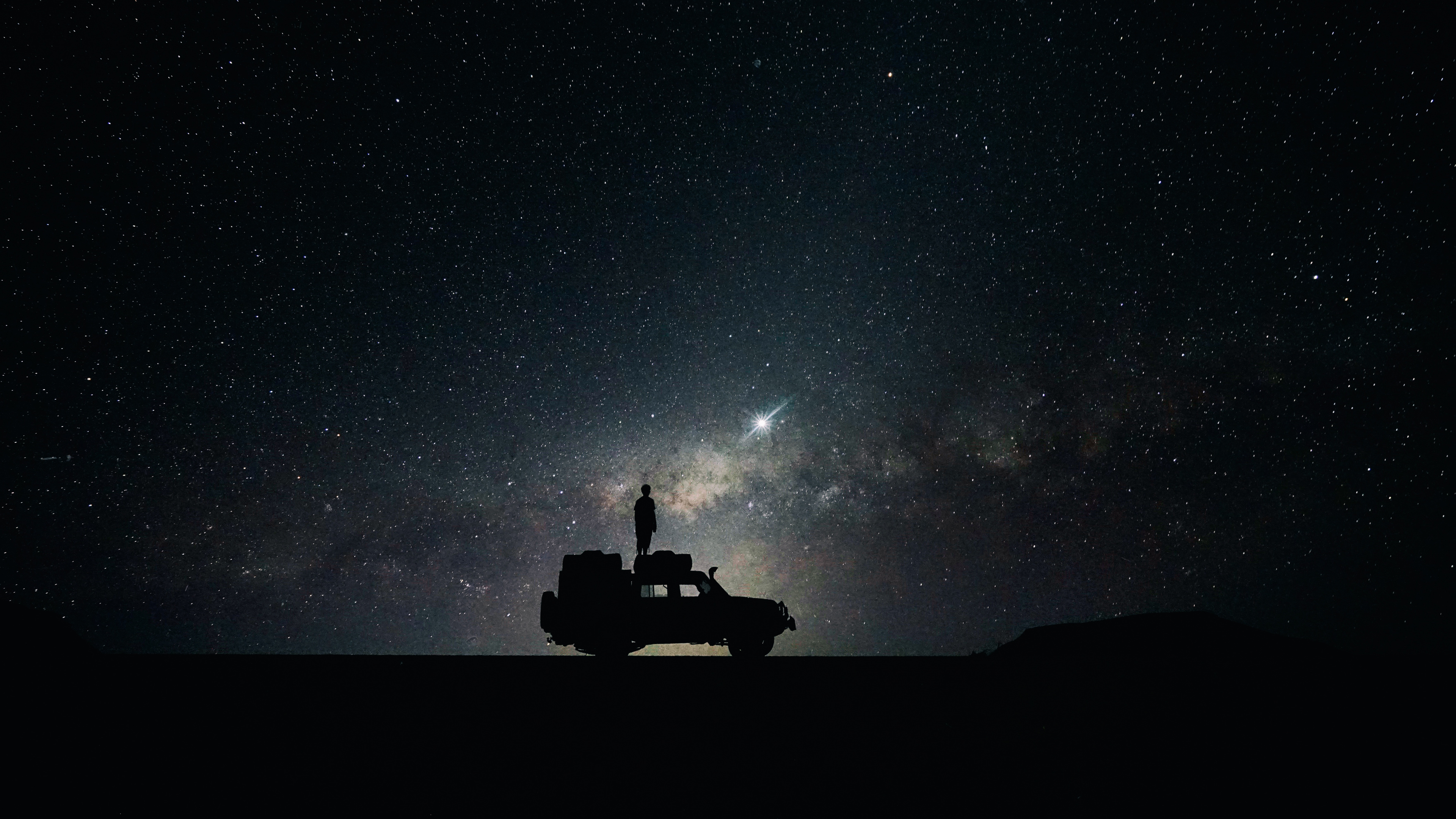 Silhouette of Man and Woman Sitting on Car Under Starry Night. Wallpaper in 3840x2160 Resolution