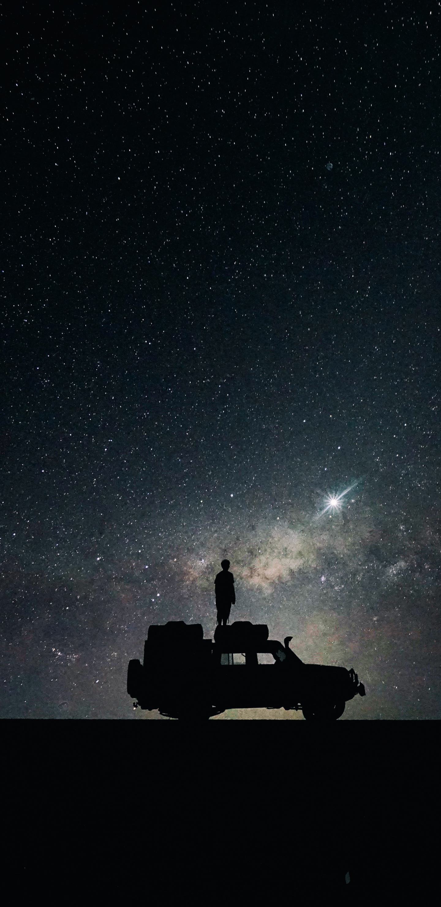 Silhouette de L'homme et de la Femme Assis Sur la Voiture Sous la Nuit Étoilée. Wallpaper in 1440x2960 Resolution