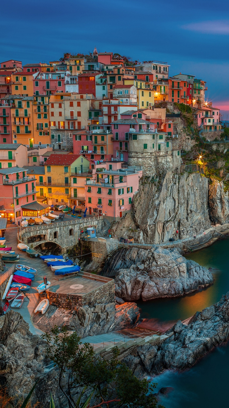 Maisons Sur la Falaise Près du Plan D'eau Pendant la Journée. Wallpaper in 750x1334 Resolution