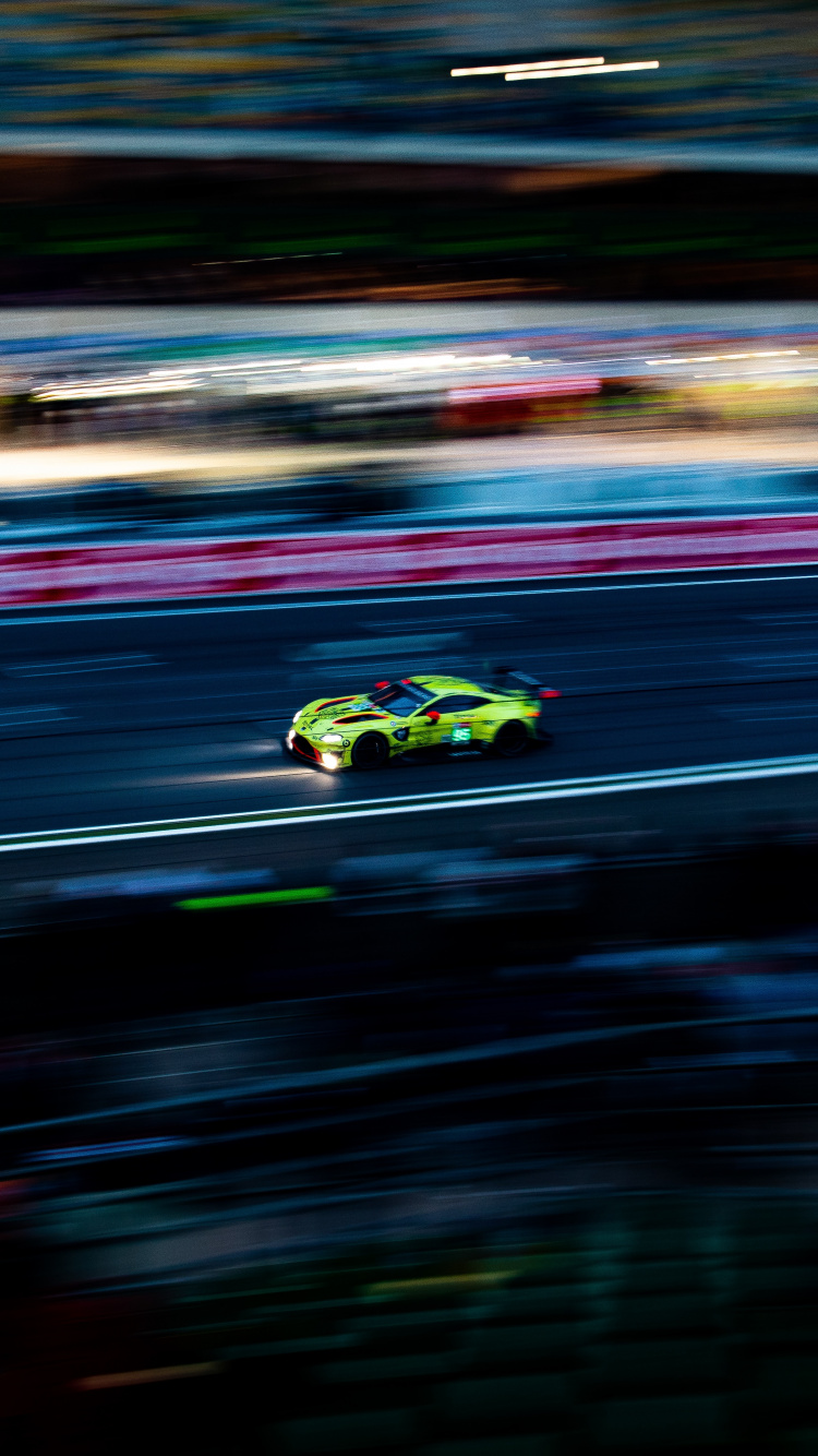 Grün-schwarzer Sportwagen Auf Der Straße. Wallpaper in 750x1334 Resolution